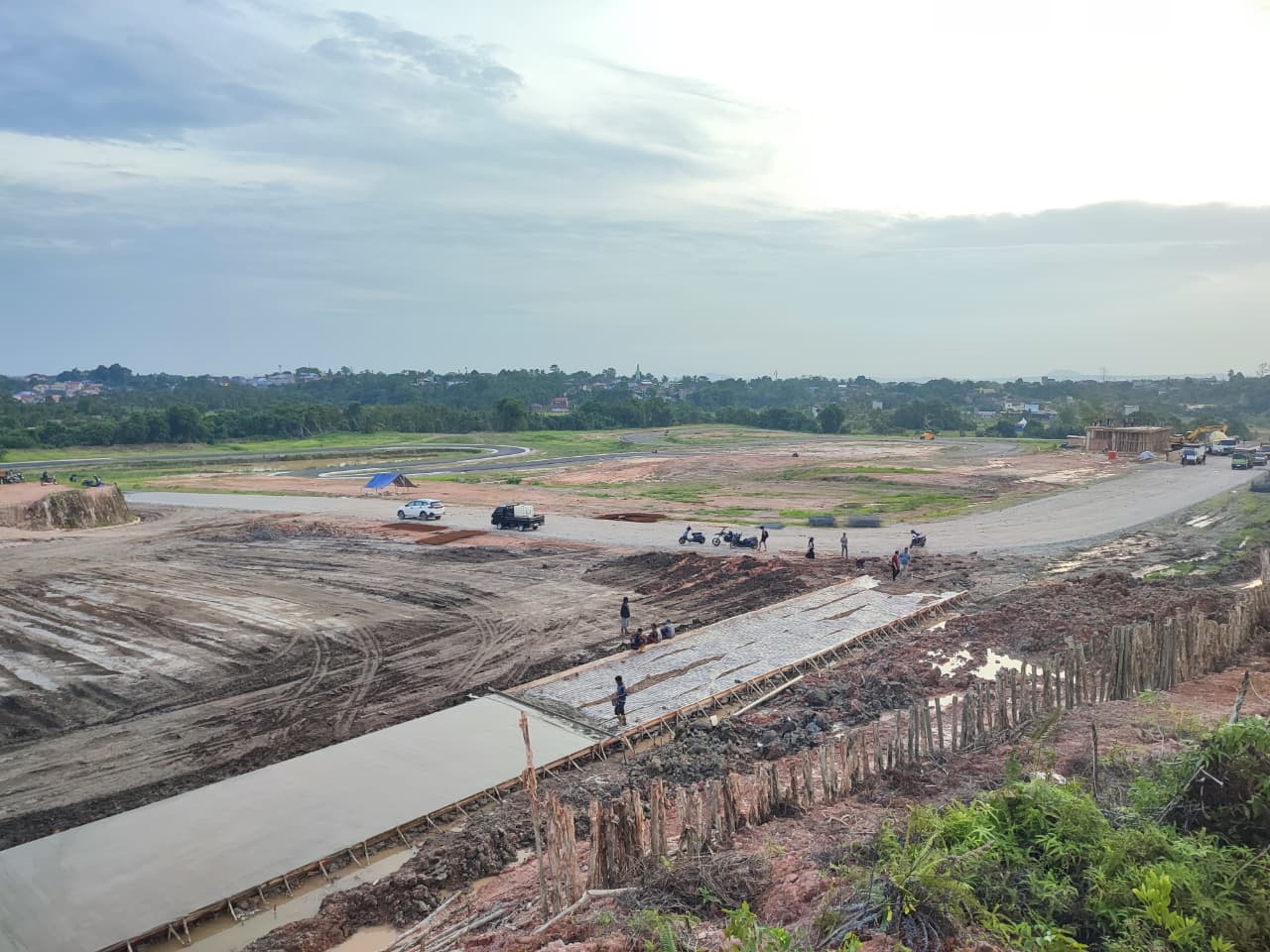 PROGRES: Sirkuit Balap Kabupaten Paser di kawasan olahraga Stadion Sadurengas hampir rampung.