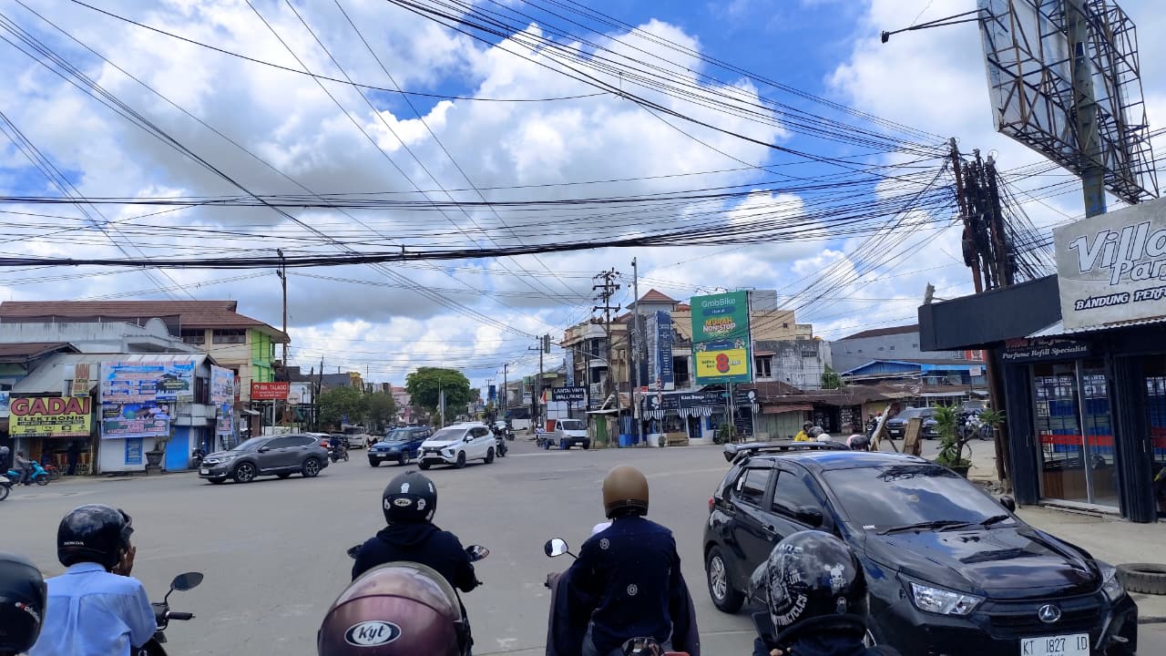 KURANG MAKSIMAL: Simpang Air Putih di Jalan P Suryanata-P Antasari Kecamatan Samarinda Ulu salah satu titik CCTV dan speaker yang dikelola Dishub Samarinda dan masih berfungsi baik. (DENNY SAPUTRA/KP)