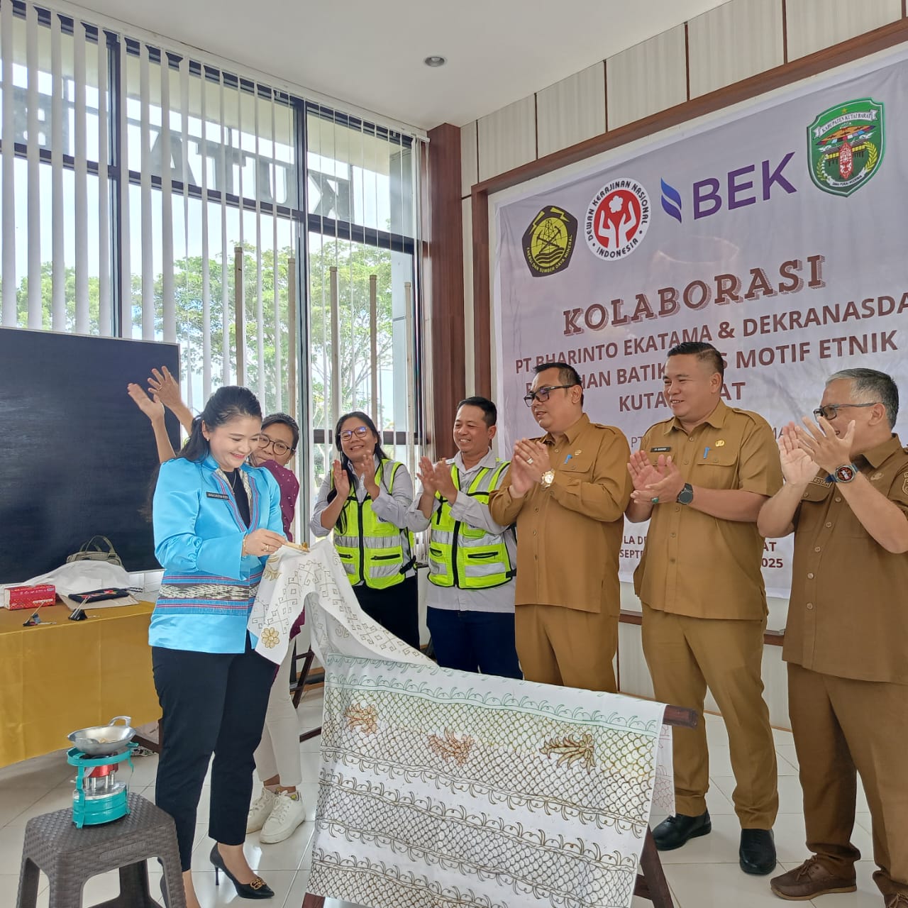 PELATIHAN: Ketua Dekranasda Kutai Barat, Maria Christina Mozes Edwin, saat membubuhkan tanda tangan di kain yang akan dibatik.