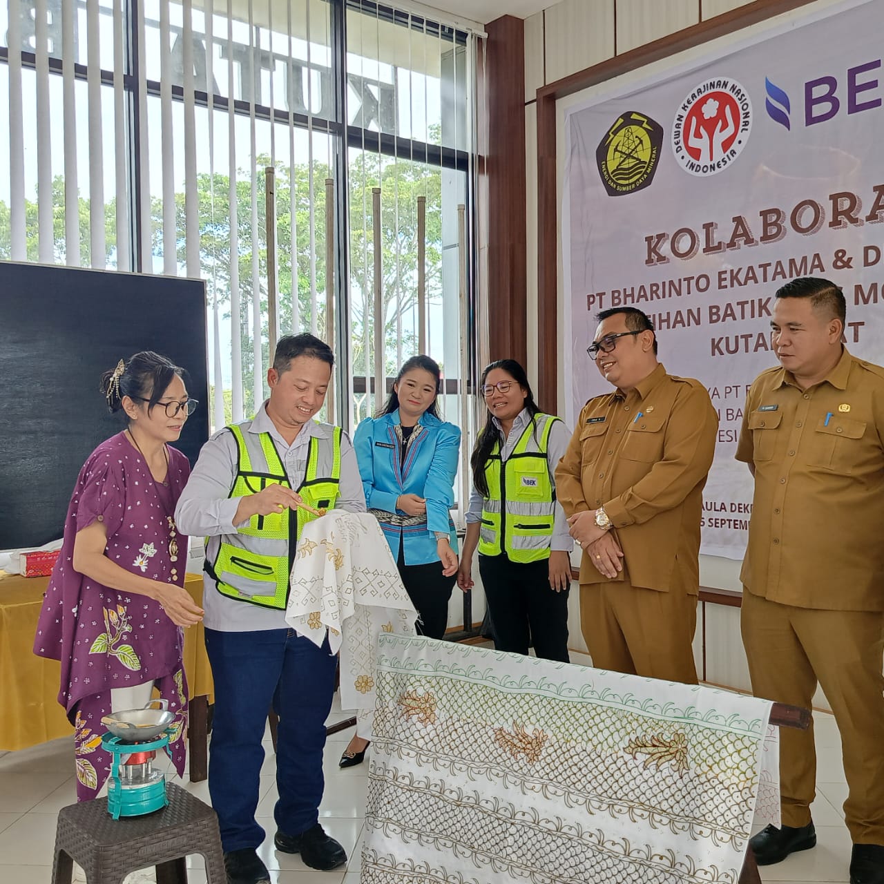 BATIK: HSEC Head PT BEK Cipto Hadi Purnomo saat membubuhkan tanda tangan.