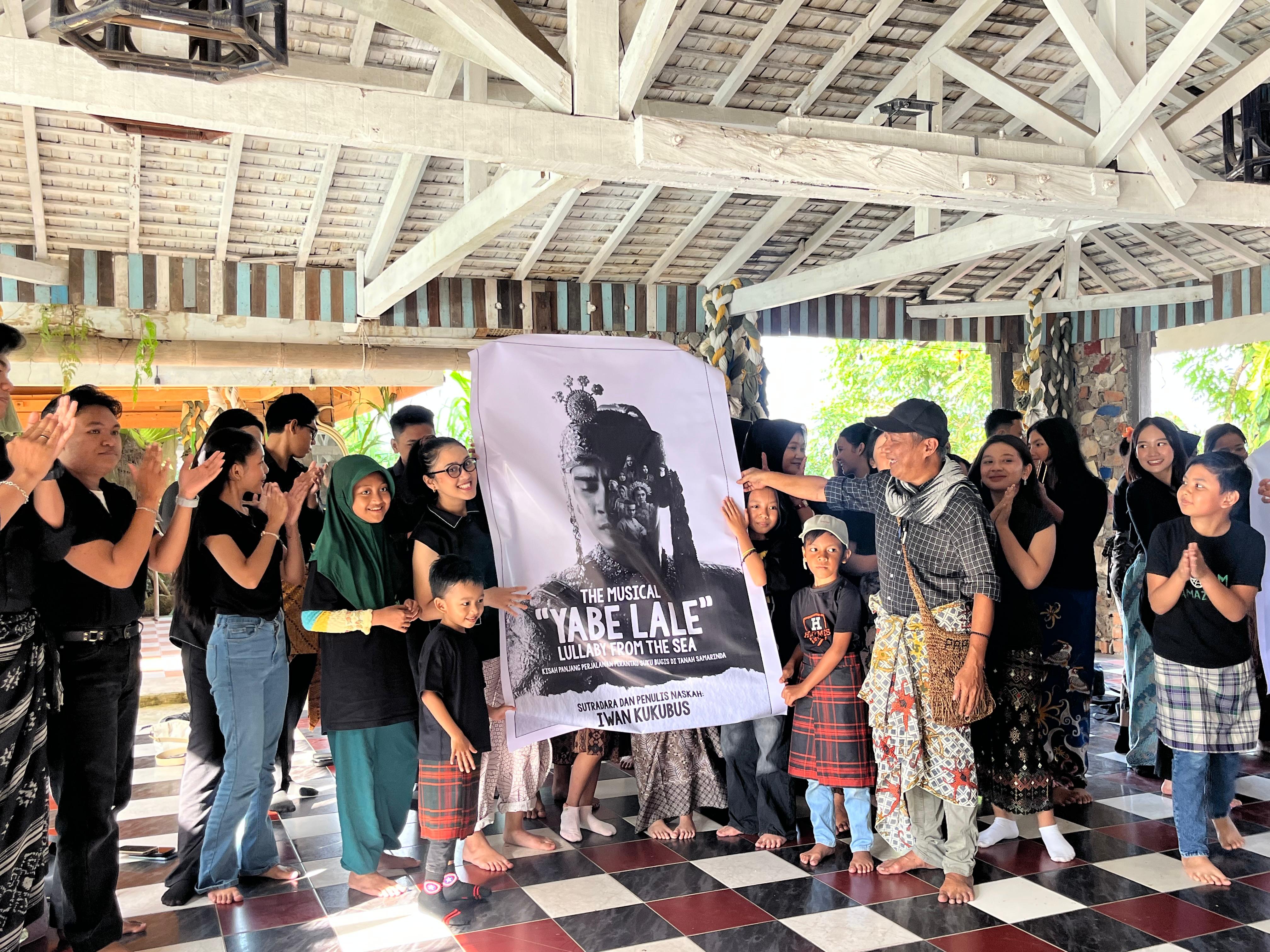 POSTER: Peluncuran poster drama musikal Yabe Lale oleh Sanggar Pilar Samarinda diadakan di Pelataran Desa Mesra, Hotel Mesra Samarinda, beberapa waktu lalu.