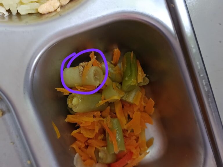 Temuan ulat dan makanan basi yang disajikan pada program MBG di SMK Mojokerto, Jatim.
