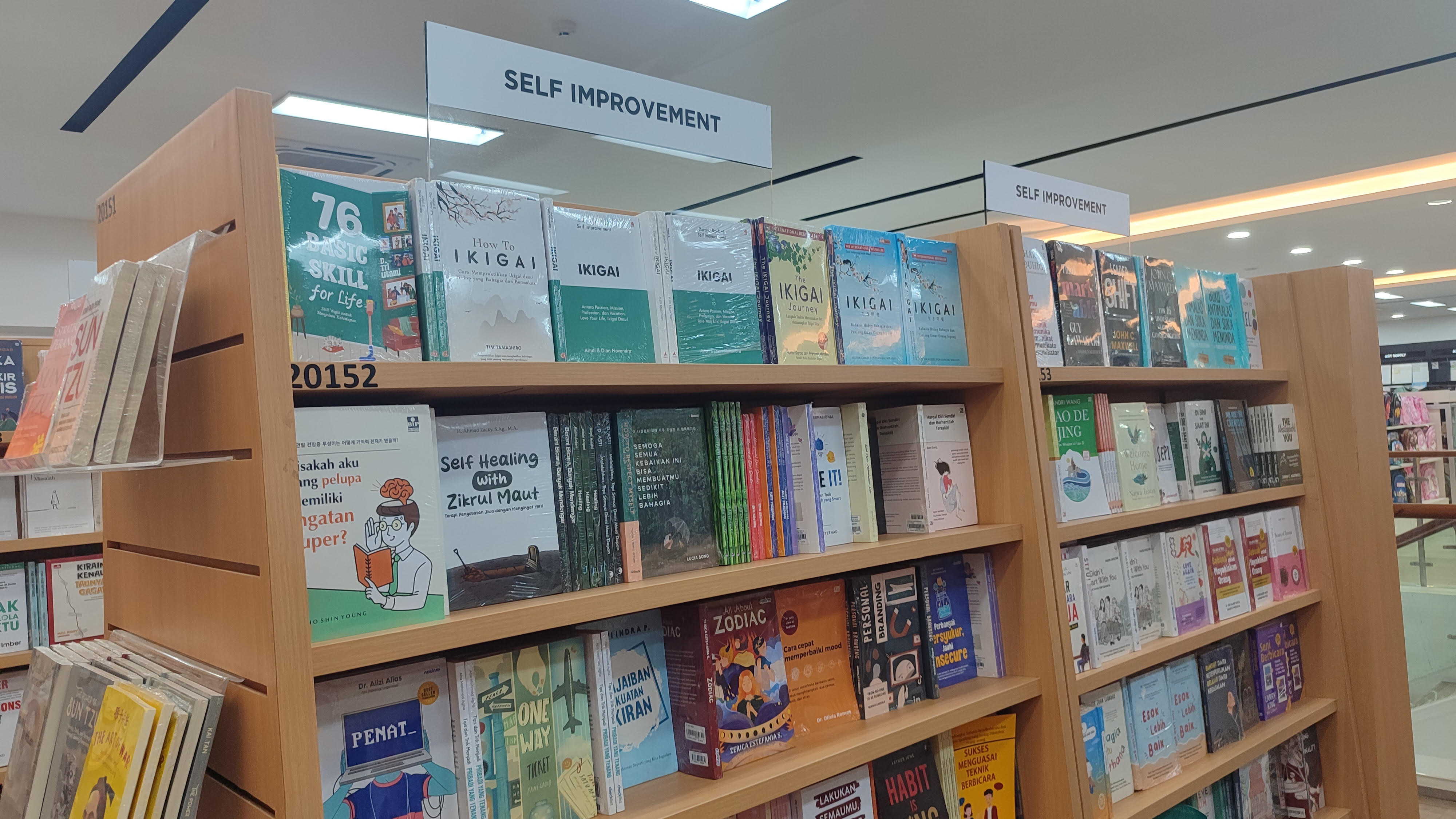 Rak toko buku di Balikpapan.