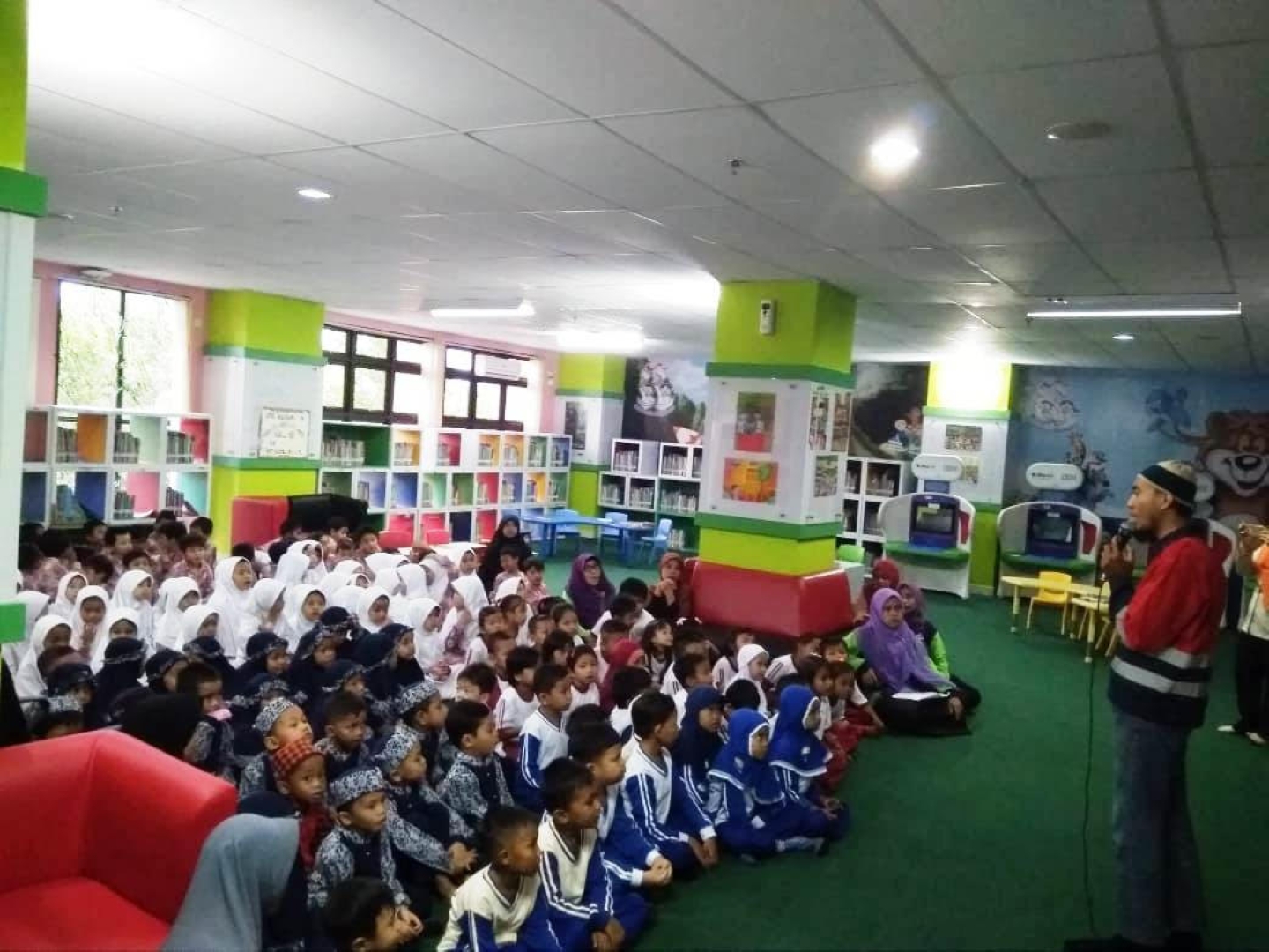 Kunjungan sekolah ke perpustakaan.