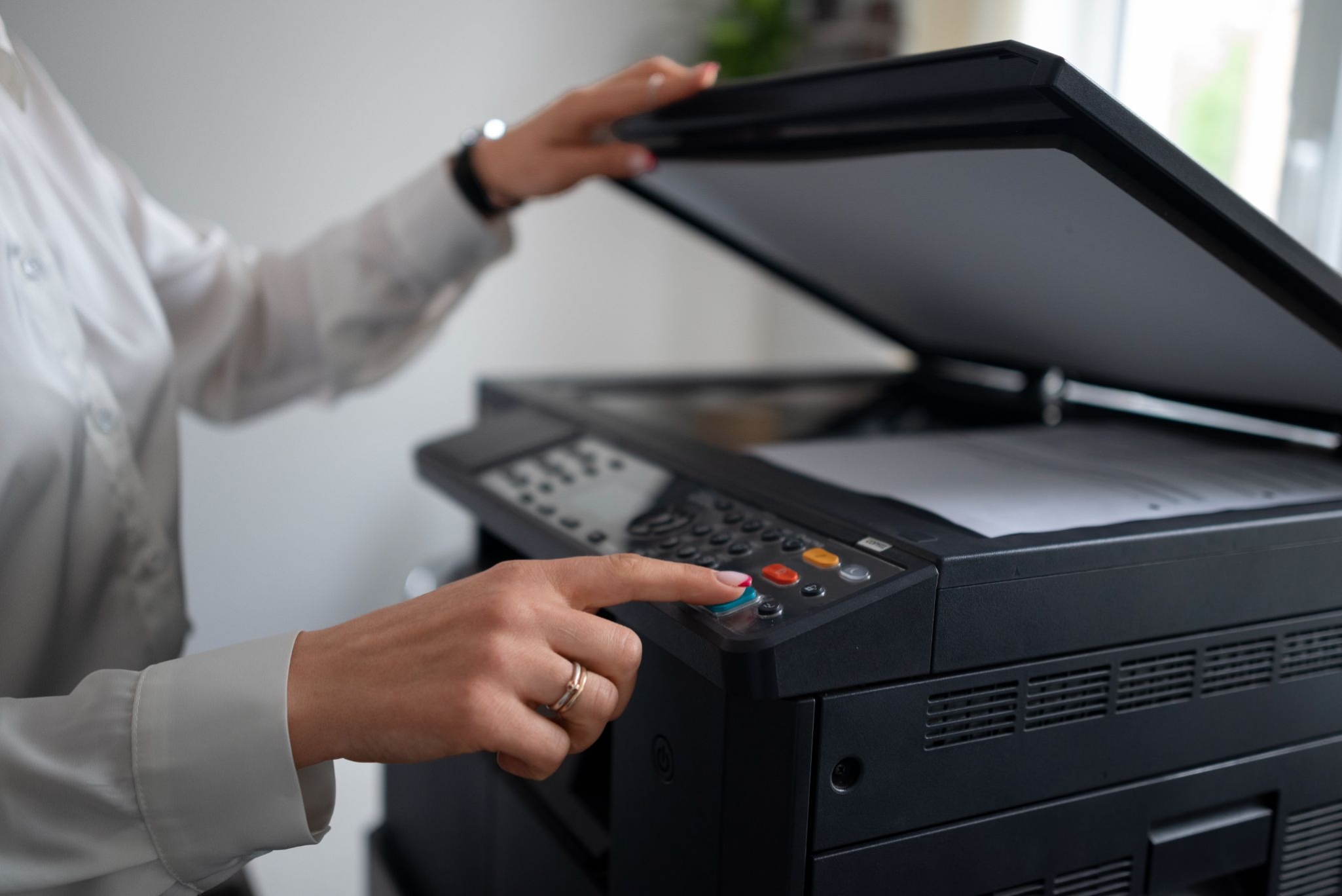 Ilustrasi Karyawan Fotocopy Sedang Menggunakan Mesin Fotocopy.