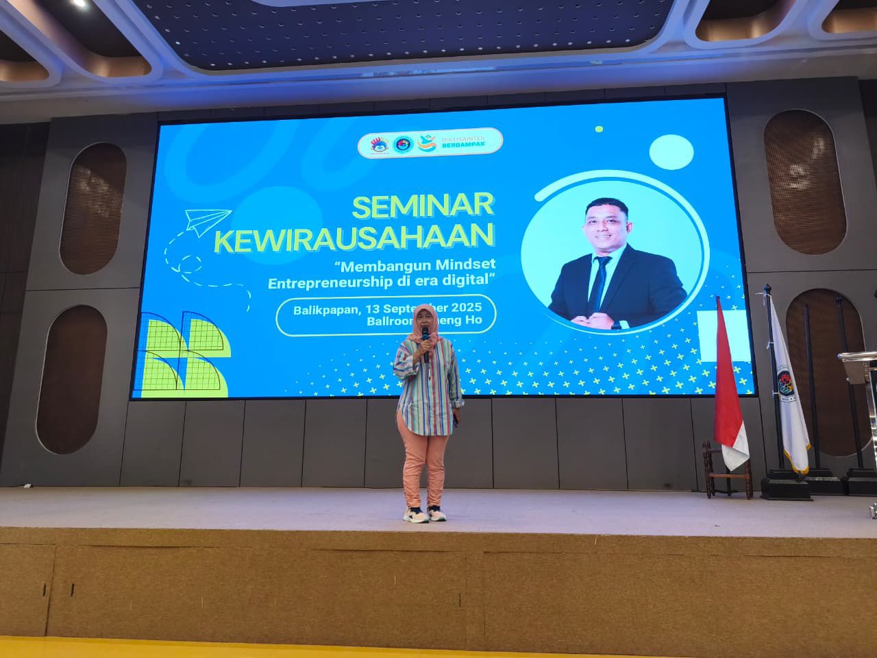 TAMBAH WAWASAN: Ketua Yayasan Airlangga Mulia Hayati Deviantie SE membuka Seminar Kewirausahaan dalam rangkaian Siniar Culinary & Techno Festival 2025 di Ballroom Cheng Hoo Universitas Mulia.