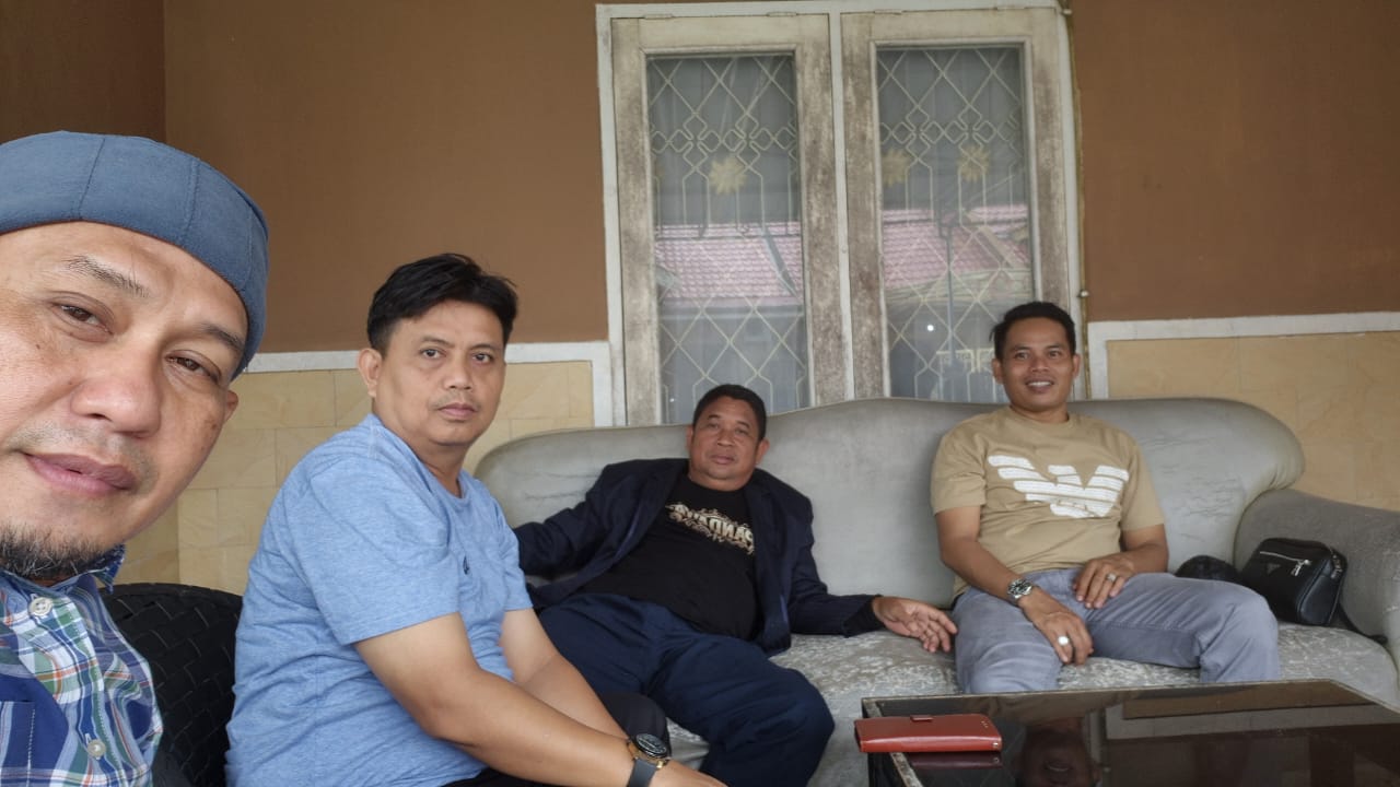 Aji Habibullah (kanan) meminta notaris di Tanah Grogot, Paser untuk membatalkan kepengurusan DPP LAP Kaltim.