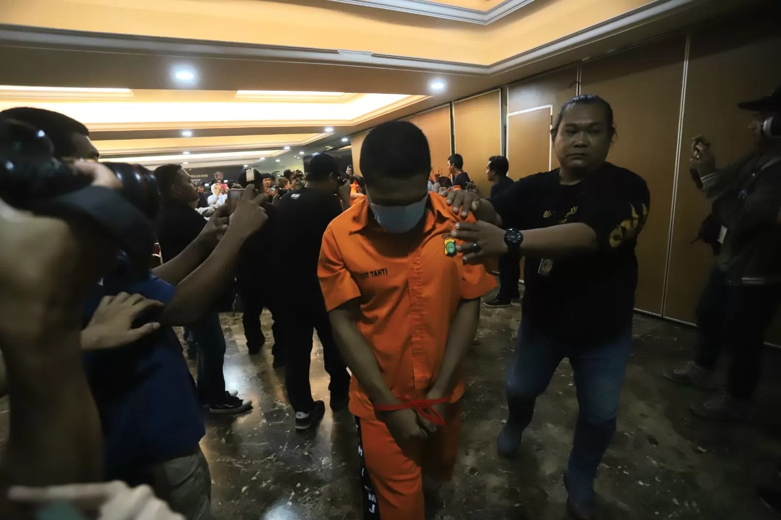 Tersangka penculikan dan pembunuhan kepala cabang bank BUMN Cempaka Putih Jakarta Pusat digelandang penyidik Di Mapolda Metro Jaya, Selasa (16/9/2025).