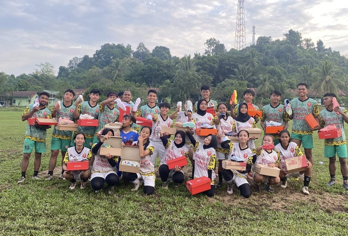 SIAP BERSAING: Tim Putri Loa Janan (jersey putih) bertekad meraih hasil maksimal di Bupati Cup 2025.