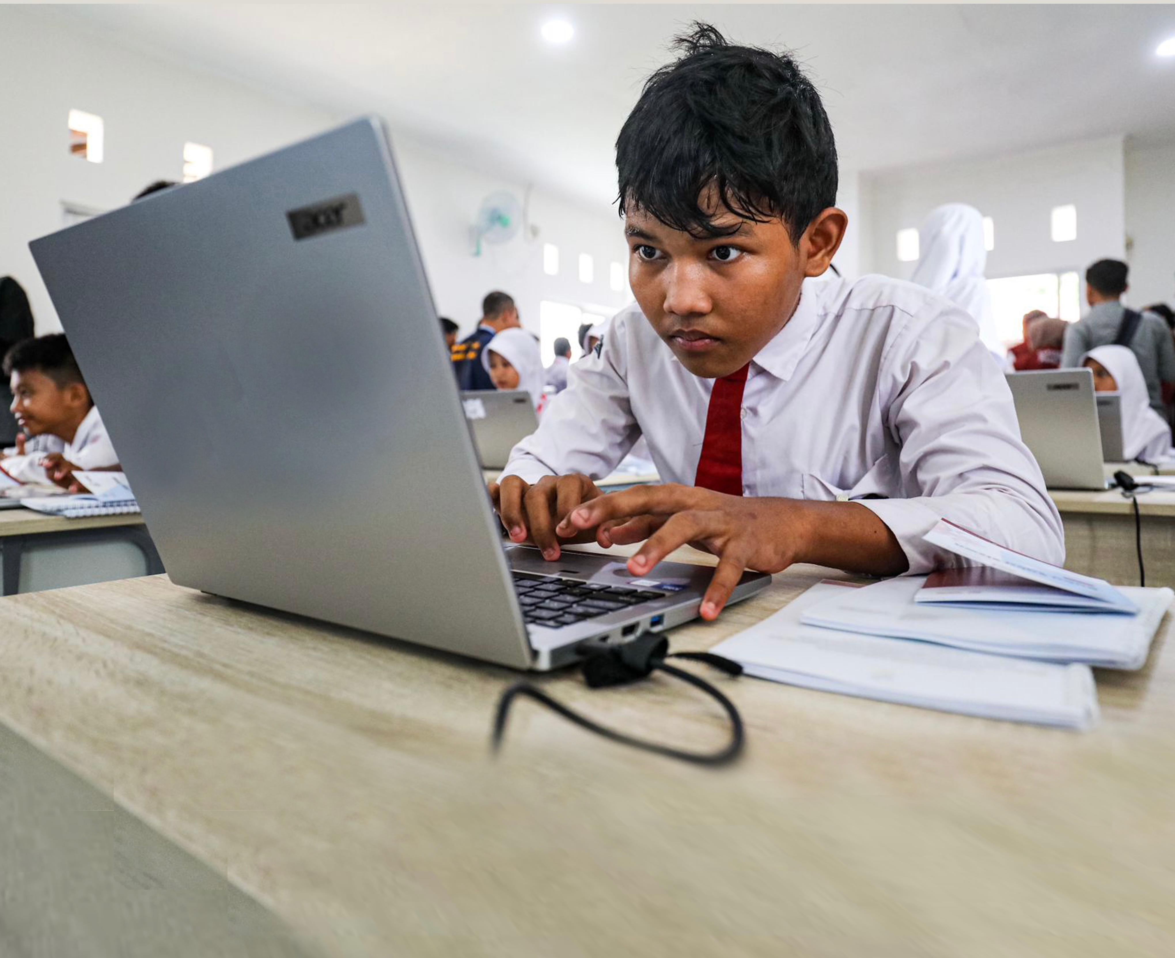 Siswa mengikuti pembelajaran melalui laptop. Kemampuan para siswa kini bisa makin terasah setelah mengikuti TKA.