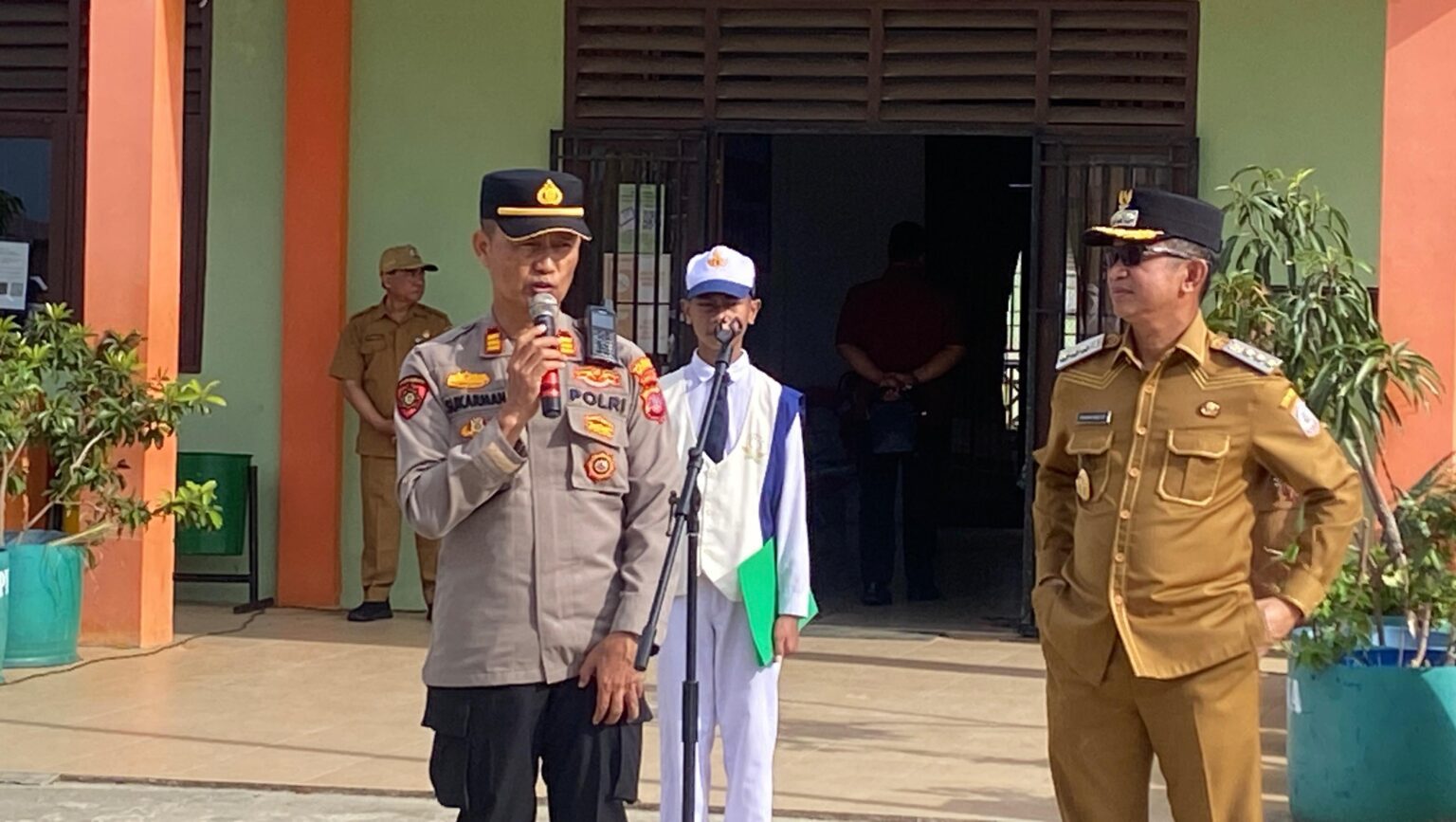 UPACARA: Kapolsek Balikpapan Barat menyerukan pada siswa agar jauhi narkoba.