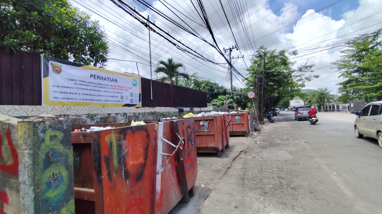 TUTUP PERMANEN TPS Teuku Umar di Jalan Teuku Umar Kecamatan Sungai Kunjang akan ditutup pekan depan. Informasi titik alternatif telah dipasang instansi terkait, Selasa (16/9). (DENNY SAPUTRA/KP)