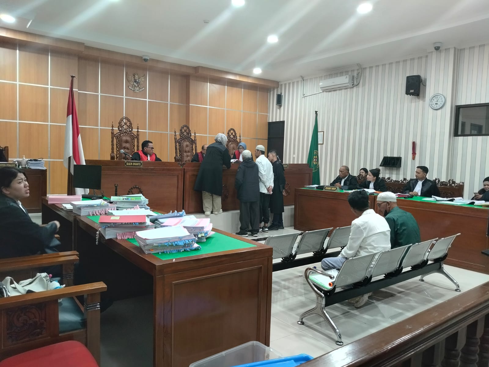 SAKSI MAHKOTA: Empat terdakwa kasus korupsi penyertaan modal PT Bara Kaltim Sejahtera menjalani sidang di Pengadilan Tipikor Samarinda, Selasa (16/9). (BAYU/KP)