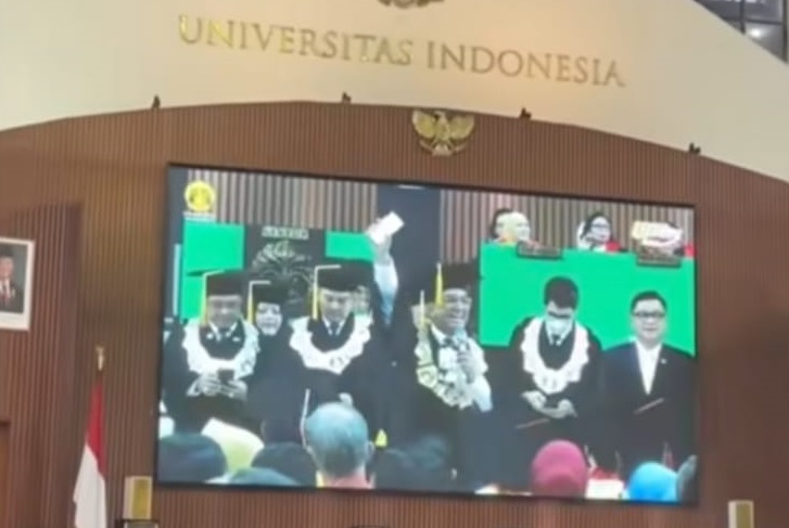 Tangkapan layar saat rektor UI terlihat mengajak wisudawan mengikuti tantangan penggalangan dana.