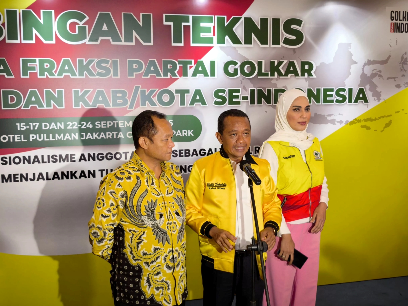 Ketua Umum Partai Golkar Bahlil Lahadalia (tengah).