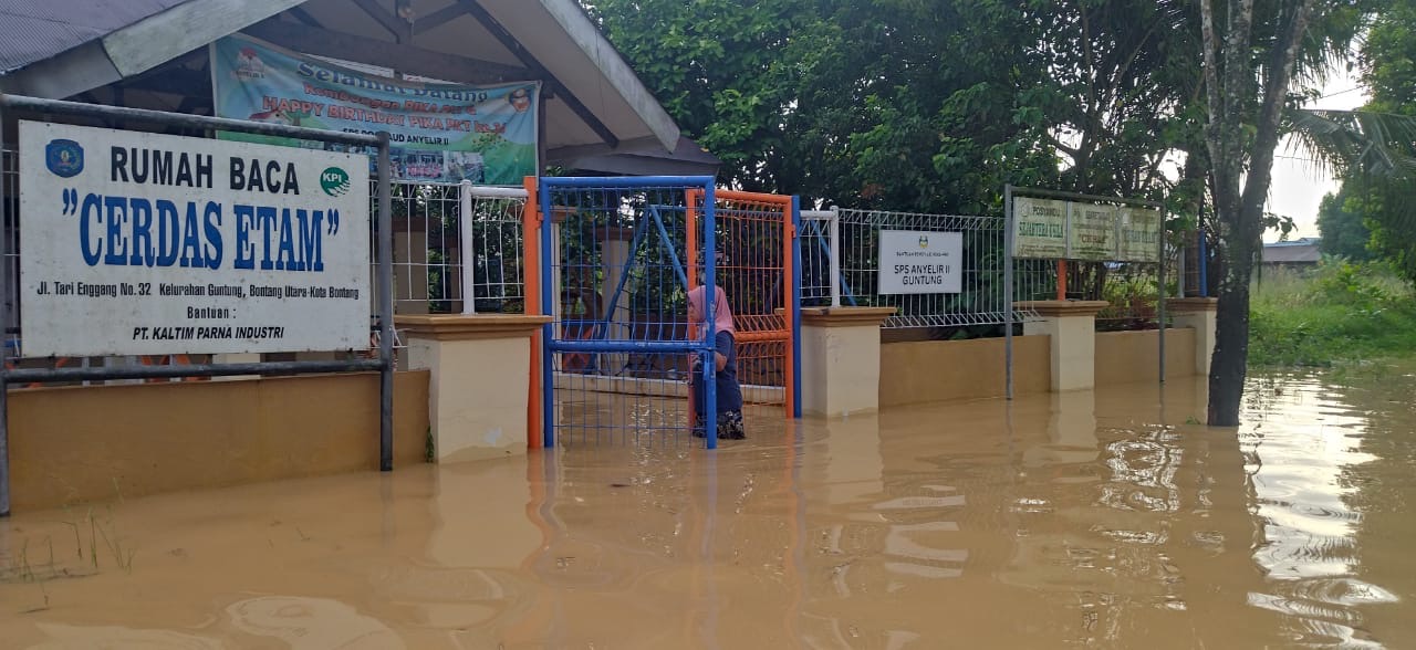 Posyandu Sehat Etam tidak bisa menggelar kegiatan penimbangan di bangunan tersebut karena sudah dikepung luapan air Sungai Guntung.