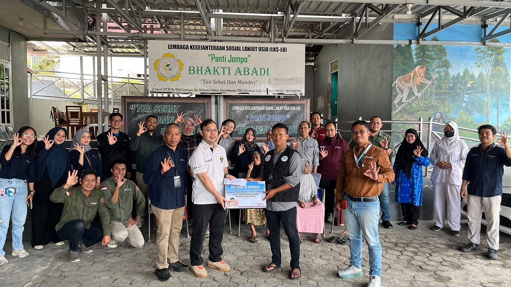 Pertamina menggelar bakti sosial di Panti Jompo Bhakti Abadi Balikpapan dengan menyerahkan bantuan sosial donasi dan paket sembako.