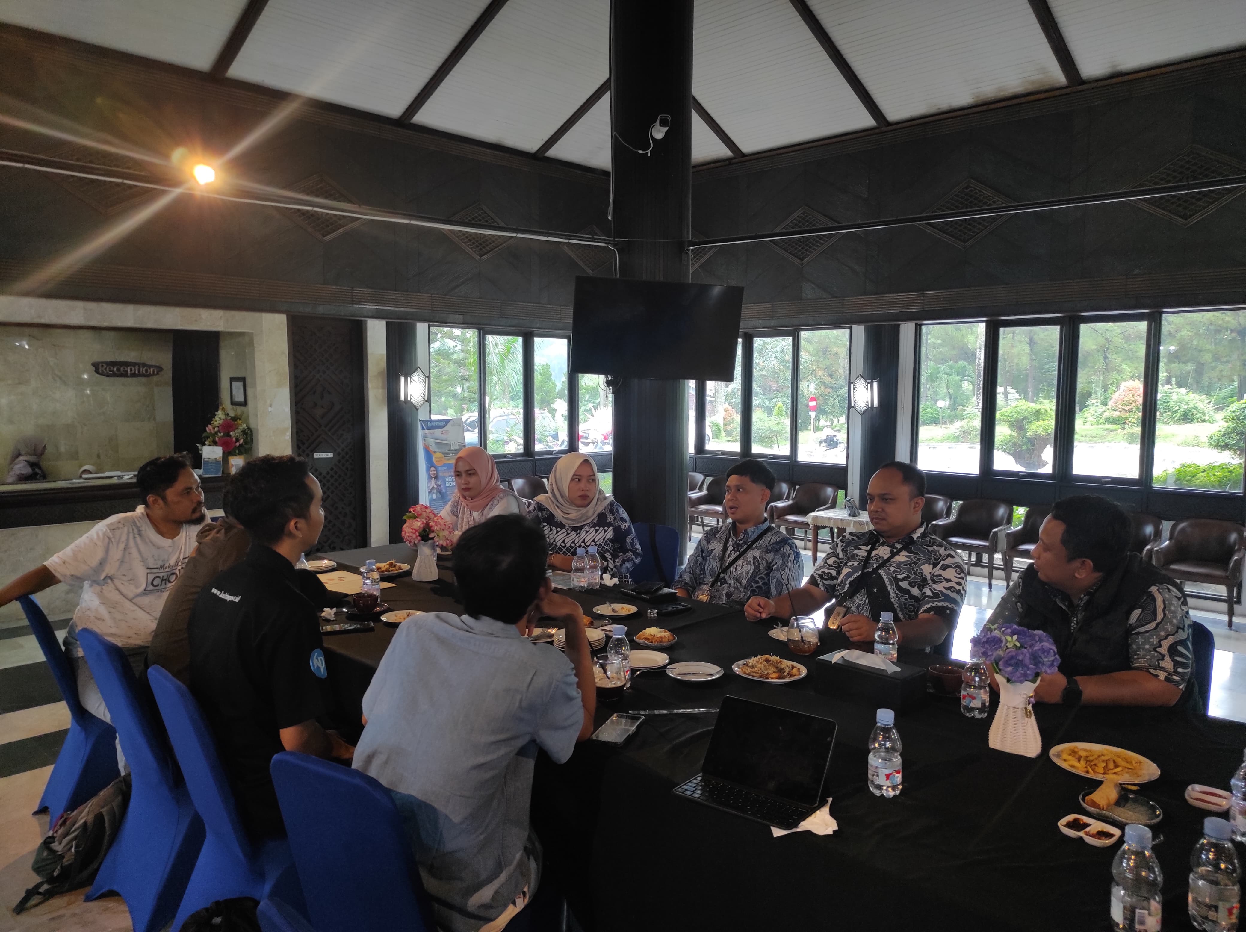 BAHAS KESIAPAN Panitia Porwada Kaltim ke-3 bersama jajaran Pupuk Kaltim membicarakan terkait teknis kegiatan di Bontang. FOTO: DOK/KP