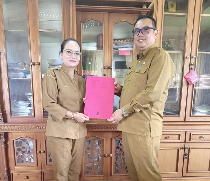Petinggi Muara Tae, Santi (kiri) menyerahkan surat&nbsp; pengunduran diri kepada kepala DPMK Kubar Erik Victory.