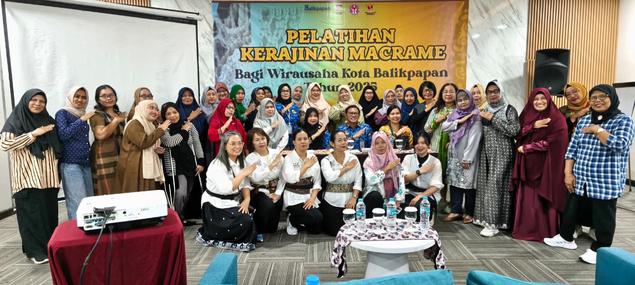 Kepala DKUMKMP Balikpapan Heruressandy Setia Kesuma (tengah, duduk) resmi membuka pelatihan macrame tiga hari. Sebanyak 30 peserta dari pelaku UMKM, difabel, Pekka, dan warga miskin siap diasah kreati