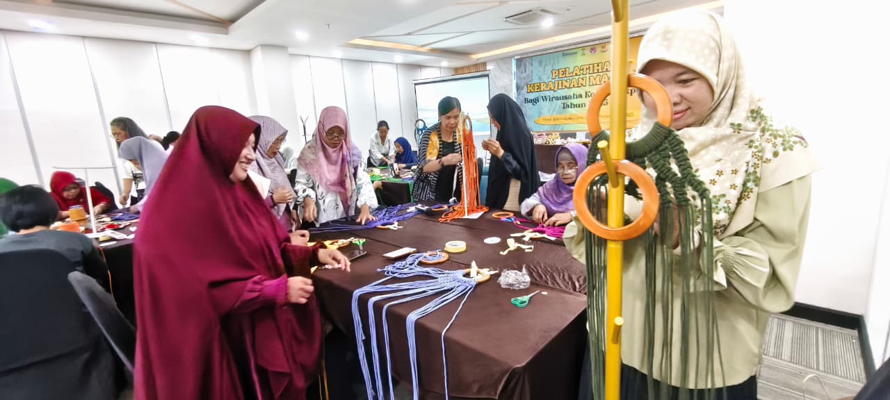 Peserta tampak antusias merangkai simpul demi simpul saat membuat tas macrame. Setiap simpul menjadi awal lahirnya produk kreatif bernilai jual tinggi.