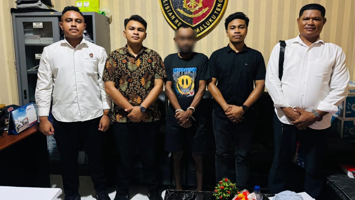 Predator seks, Konven saat diamankan polisi dan digiring ke Mapolres Maluku Tengah. Ia ditangkap tim Resmob Satreskrim Polres Malteng setelah sempat buron. (FOTO: IST)