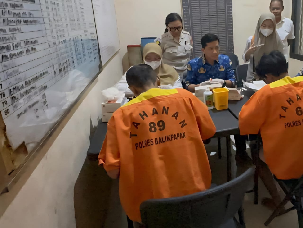 PERIKSA: Petugas memeriksa kesehatan tahanan Polresta Balikpapan.