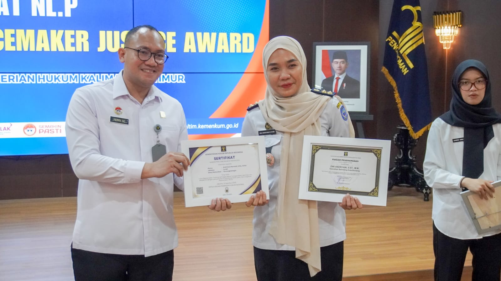 PRESTASI: Lurah Belimbing Dwi Andriyani menerima penghargaan terkait Peacemaker Justice Award.