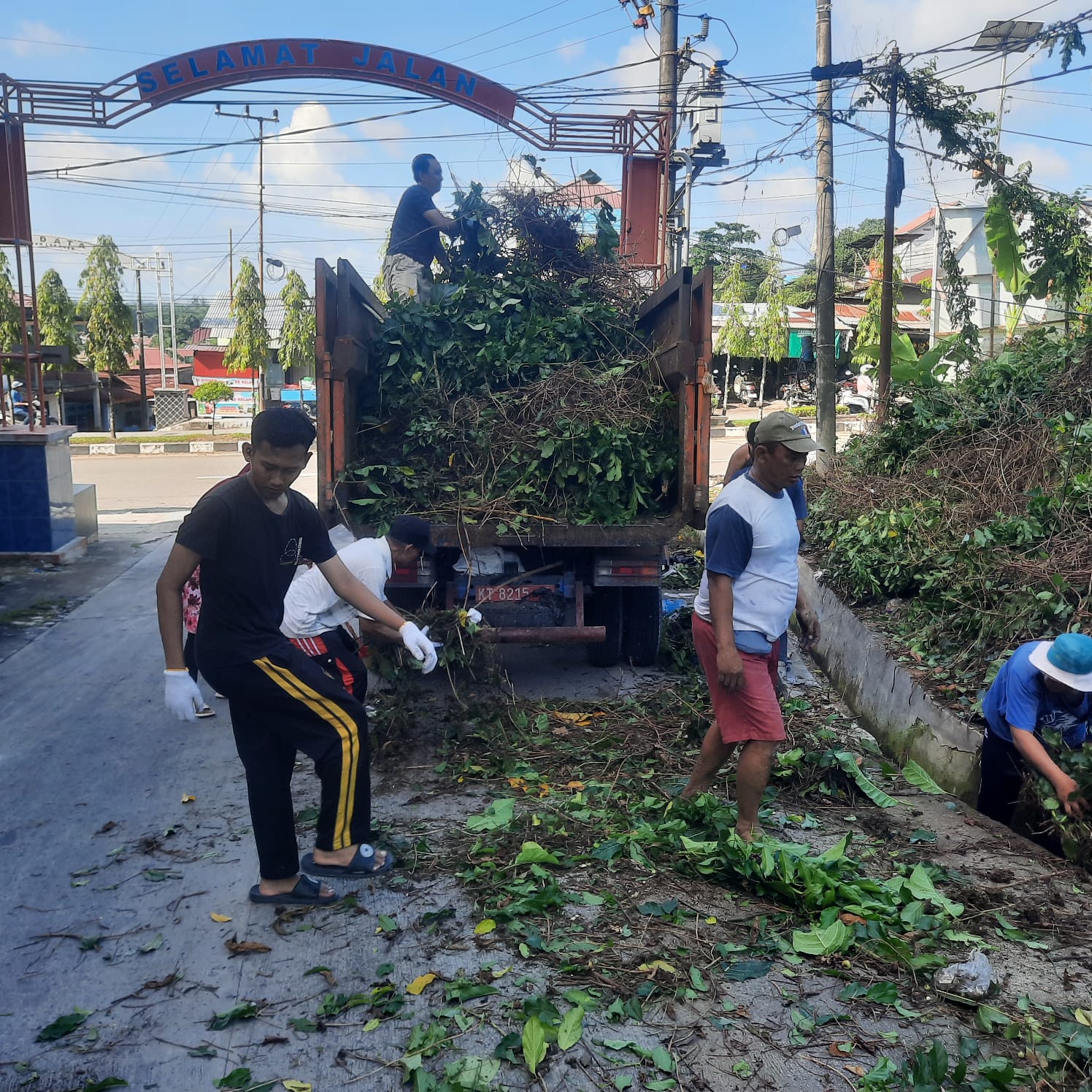 BERSIH LINGKUNGAN: Warga di Kelurahan Loktuan diharapkan untuk rutin melakukan kerja bakti demi mencegah terjadinya kasus Demam Berdarah Dengue (DBD).