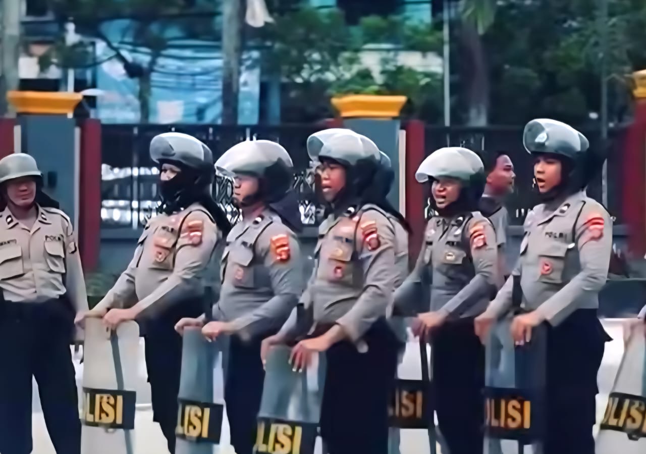 LATIHAN: Personel Samapta Polresta Balikpapan berlatih kemampuan untuk mengendalikan massa aksi unjuk rasa.