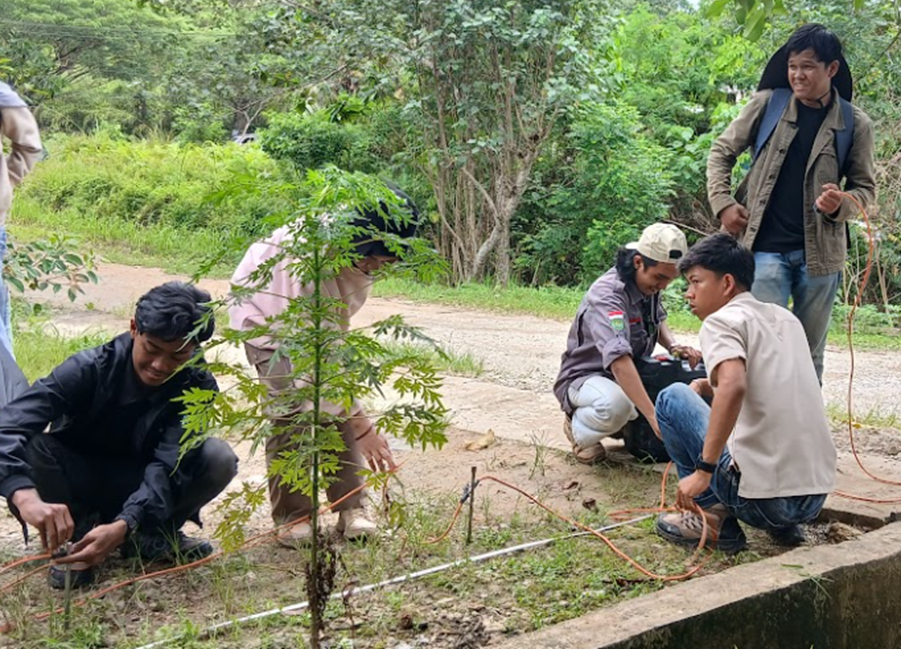 TEKNOLOGI: Mahasiswa Geofisika Universitas Mulawarman memasang elektroda saat survei titik bor air tanah di kawasan Batu Cermin, Samarinda Utara.