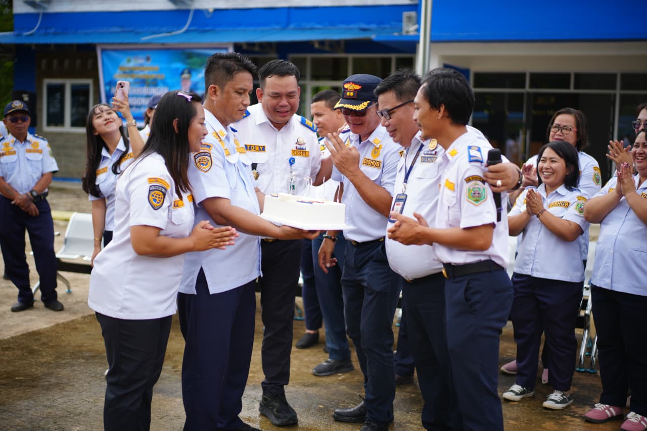 Kadishub Mahulu FX Lawing (dua kanan) dalam momen kebersamaan syukuran Harhubnas sekaligus ulang tahun di Kantor Dishub Mahulu, Rabu (17/9/2025).   &nbsp;