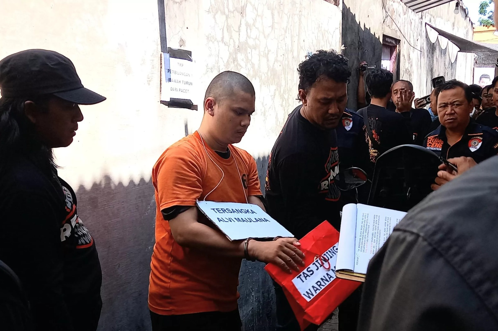Rekonstruksi kasus mutilasi Pacet yang dilakukan Alvi Maulana terhadap kekasihnya, TAS, berlangsung di Surabaya pada 17 September 2025.