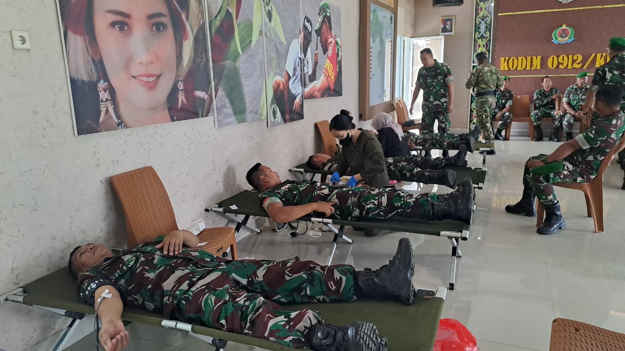 DONOR DARAH: Prajurit Kodim 0912/Kubar melakukan aksi donor darah.