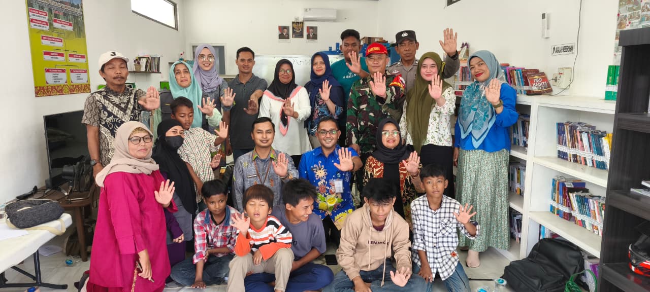 Kepala Bidang Perlindungan Anak DP3AKB Balikpapan Umar Adi (duduk-batik biru) bersama SKB Balikpapan Tengah dan PPATBM Kelurahan Gunung Sari Ulu yang berupaya mewujudkan salah satu