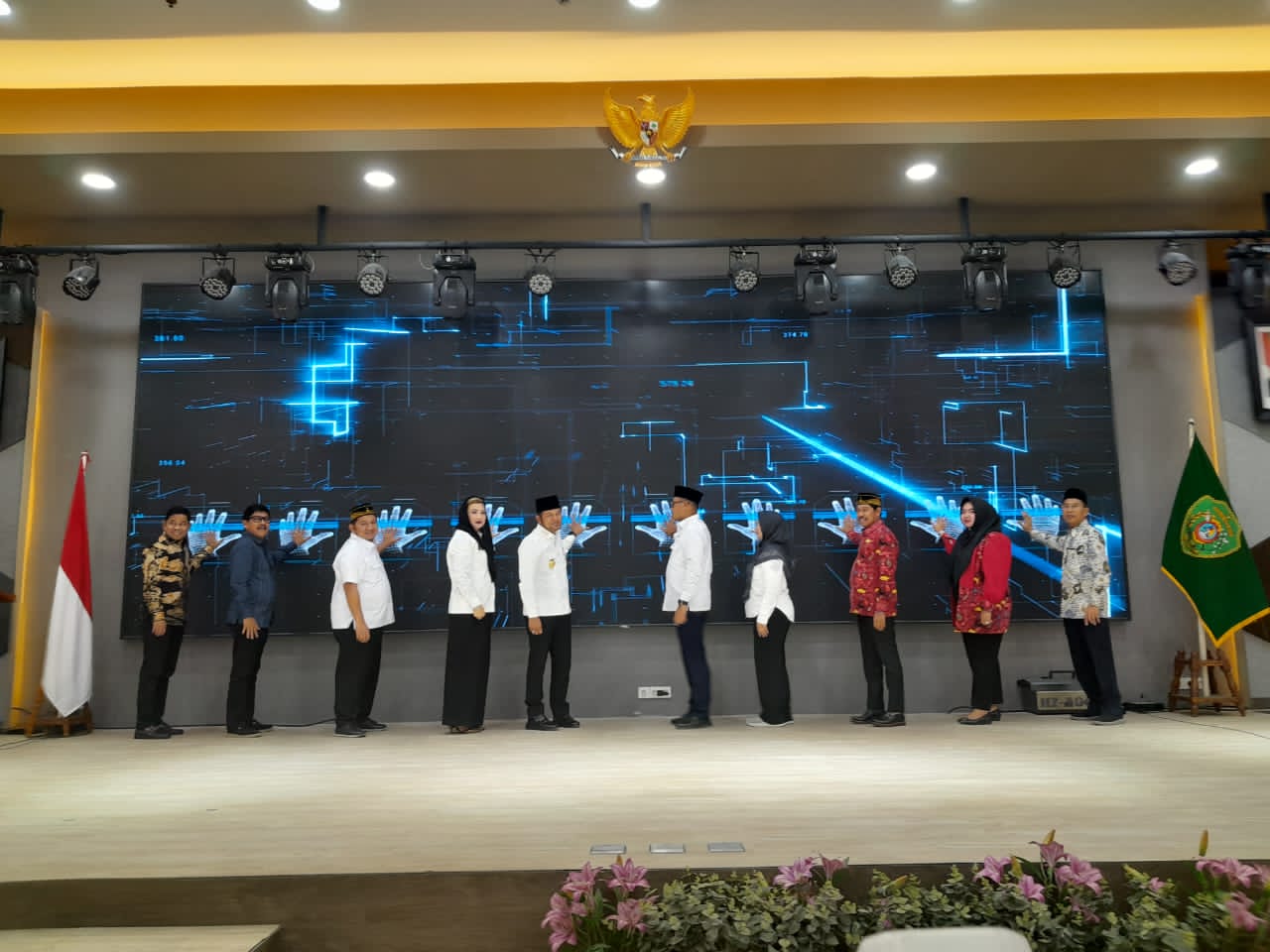 PERUBAHAN: Rudy Masud bersama jajaran pimpinan daerah meresmikan perubahan logo dan tagline PPU.