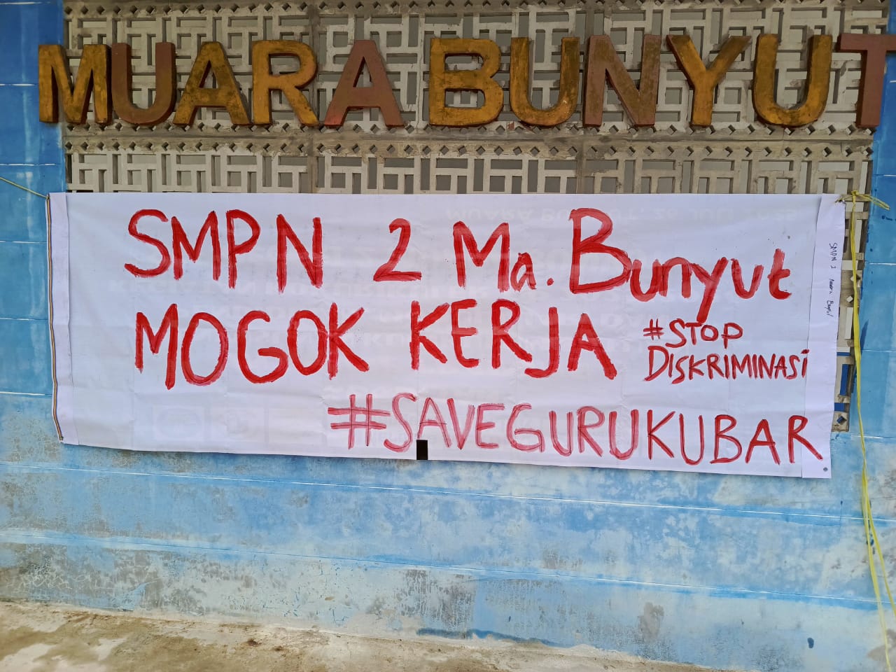 MOGOK MENGAJAR: Aksi mogok di sejumlah sekolah dengan pemasangan tulisan kritikan tajam terpampang di beberapa sekolah.