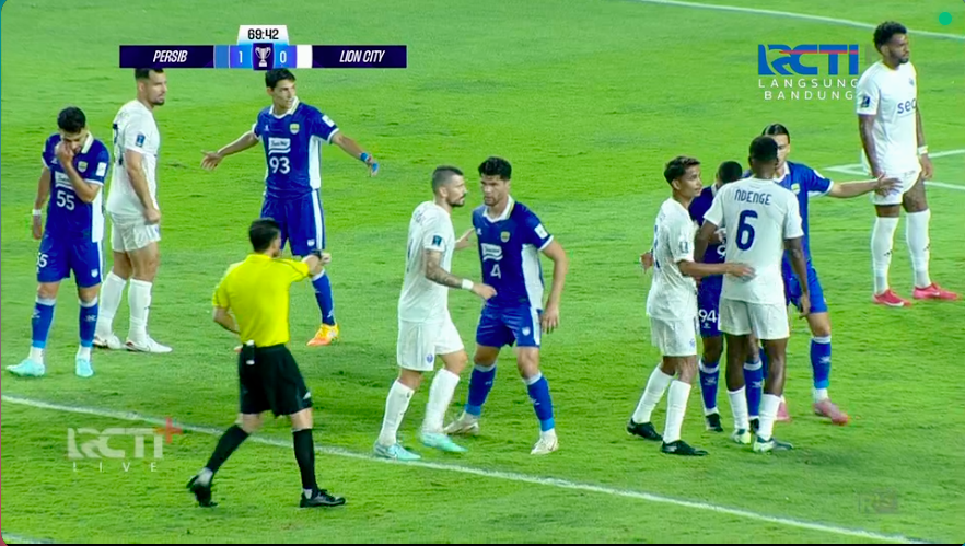 Persib Bandung unggul sementara 1-0.