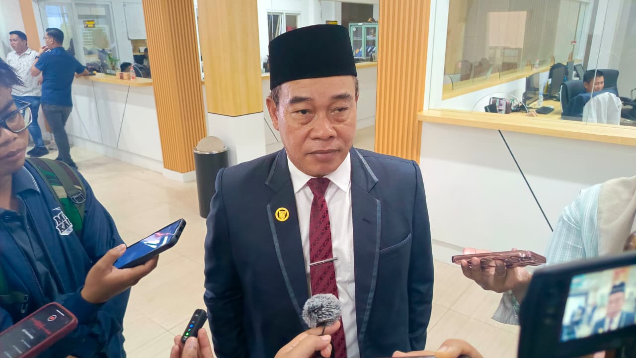 BERI CATATAN: Ketua Tim Satgas MBG Samarinda-Suwarso memberikan penjelasan terkait evaluasi kasus makanan basi di salah satu sekolah menengah kawasan Sungai Pinang, Rabu (17/9).