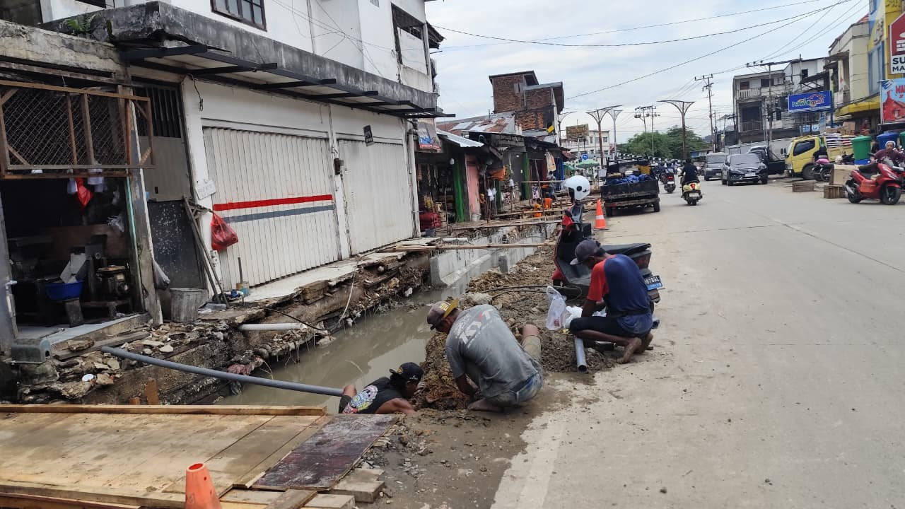 PELEBARAN: Beberapa pekerja terlihat beraktivitas di proyek peningkatan drainase jalan Perniagaan Kecamatan Samarinda Ulu, Kamis (18/9).