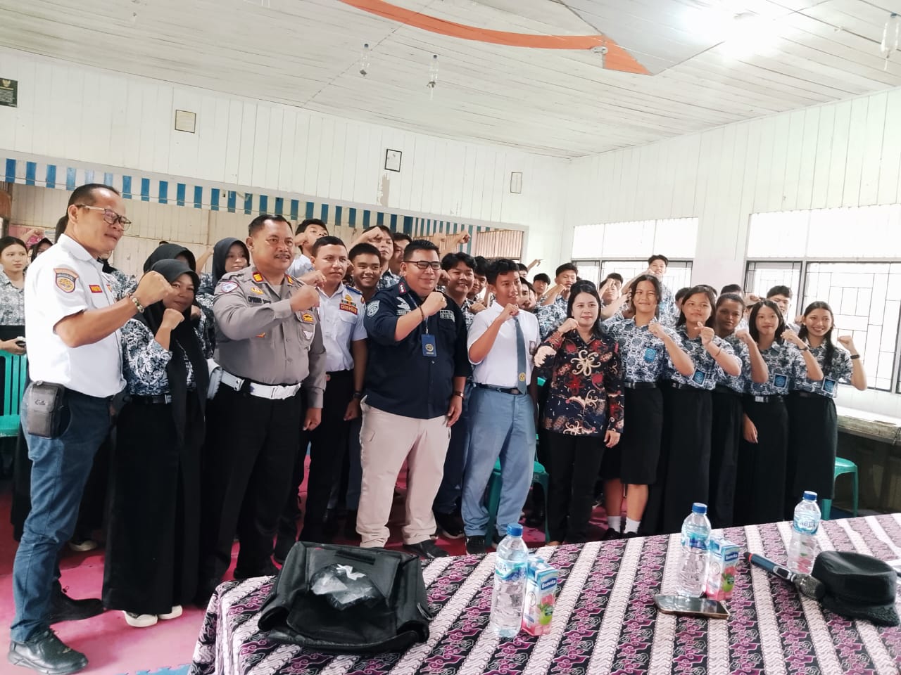 Kadishub Mahulu FX Lawing (baju hitam) abadikan momen bersama pelajar SMA 1 Long Bagun usai sosialisasi di ruang pertemuan, Kamis (18/9).