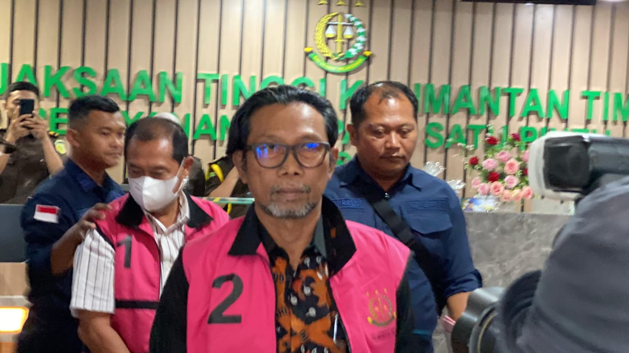 DITAHAN: AHK, kepala Dinas Pemuda dan Olahraga Kaltim,  bersama ZZ, kepala Sekretariat DBON, ditahan Kejati Kaltim, Kamis (18/9). (BAYU/KP)