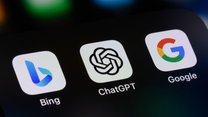 Aplikasi ChatGPT diapit oleh aplikasi lain di internet.