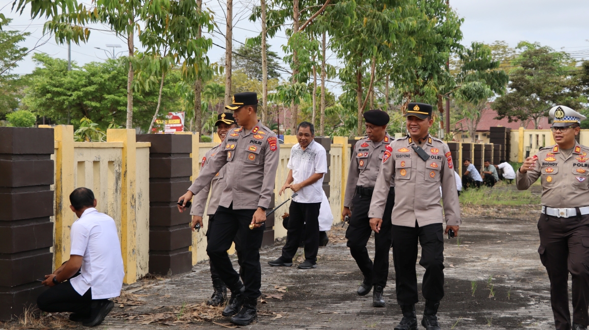 PENGAMANAN: Kapolres PPU AKBP Andreas Alek Danantara (pegang tongkat komando) saat memimpin pengamanan mako dalam simulasi PLB.