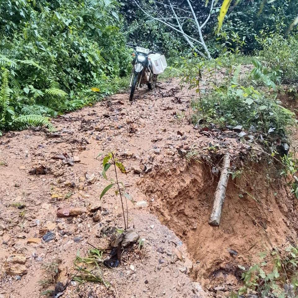 RUSAK PARAH: Kondisi jalan menuju Hutan Adat Wehea yang rusak parah. Akses vital untuk patroli penjaga hutan ini belum pernah tersentuh bantuan pemerintah.