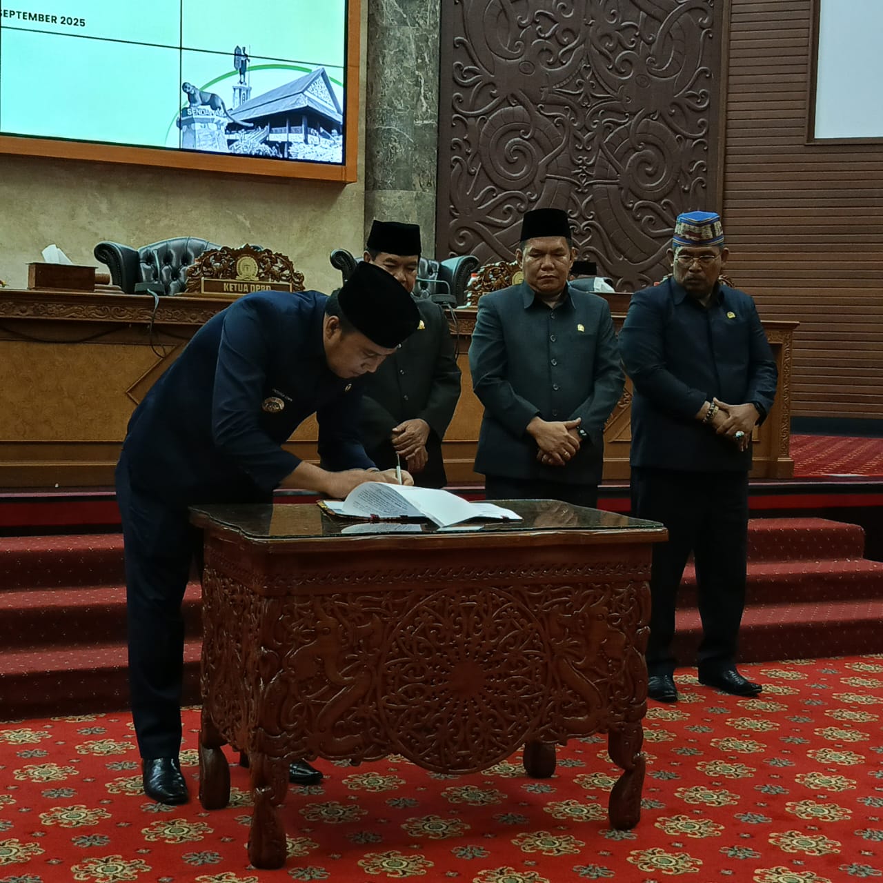 Perwakilan Fraksi Golongan Karya saat menyerahkan dokumen pendapat akhir kepada Ketua DPRD Kubar.