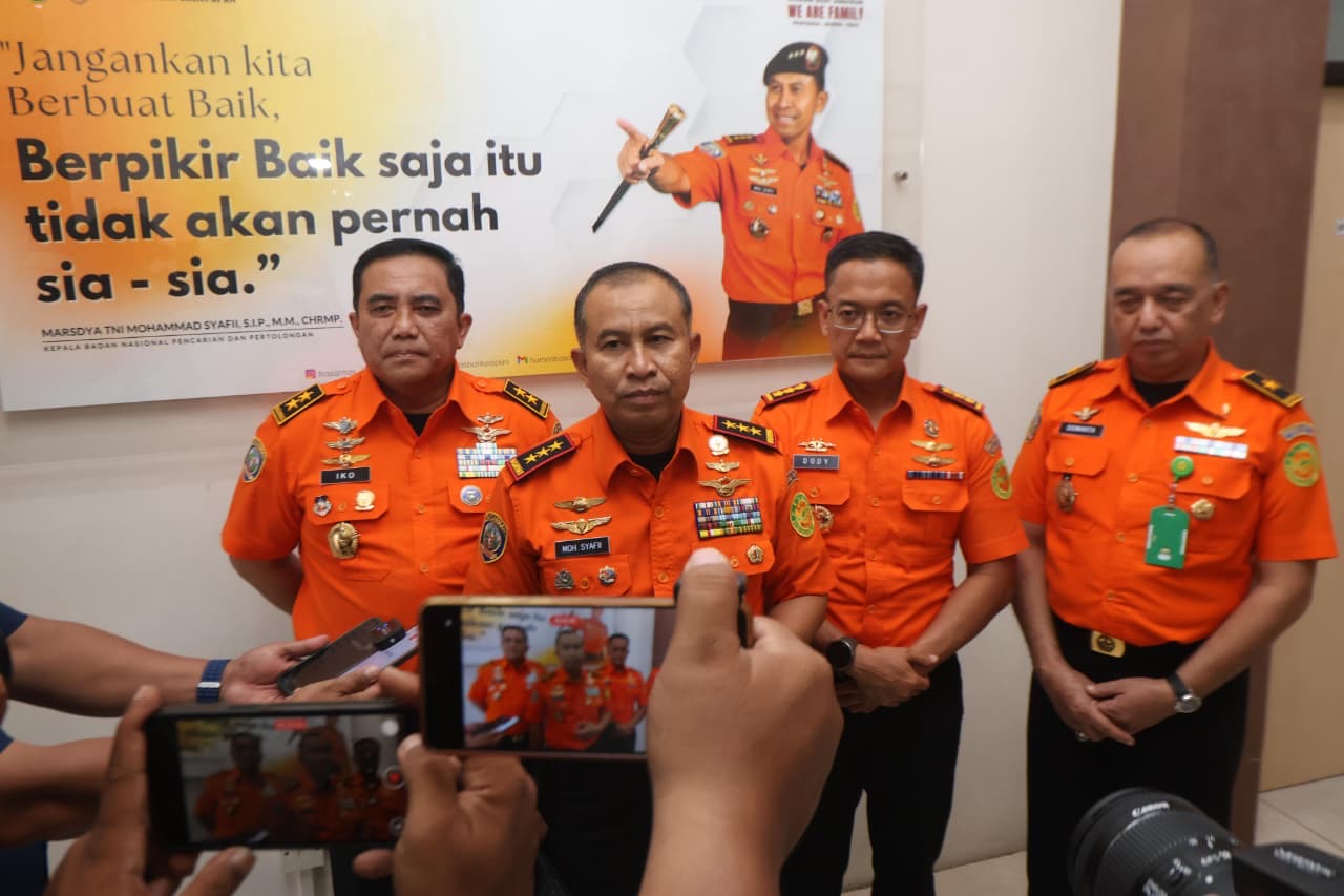 Kepala Basarnas Marsdya TNI Mohammad Syafii memberikan keterangan kepada awak media.