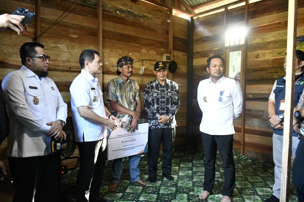 BANTUAN: Warga Desa Tajur Kecamatan Long Ikis mendapatkan bantuan rehabilitasi rumah tidak layak huni dari Pemprov Kaltim