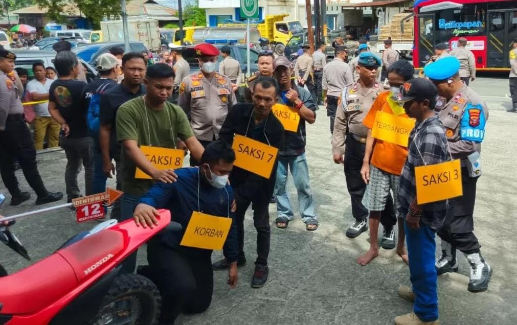 REKA ADEGAN: Penyidik menggelar reka adegan kasus pembunuhan ASN di halaman Karaoke Suka-Suka.
