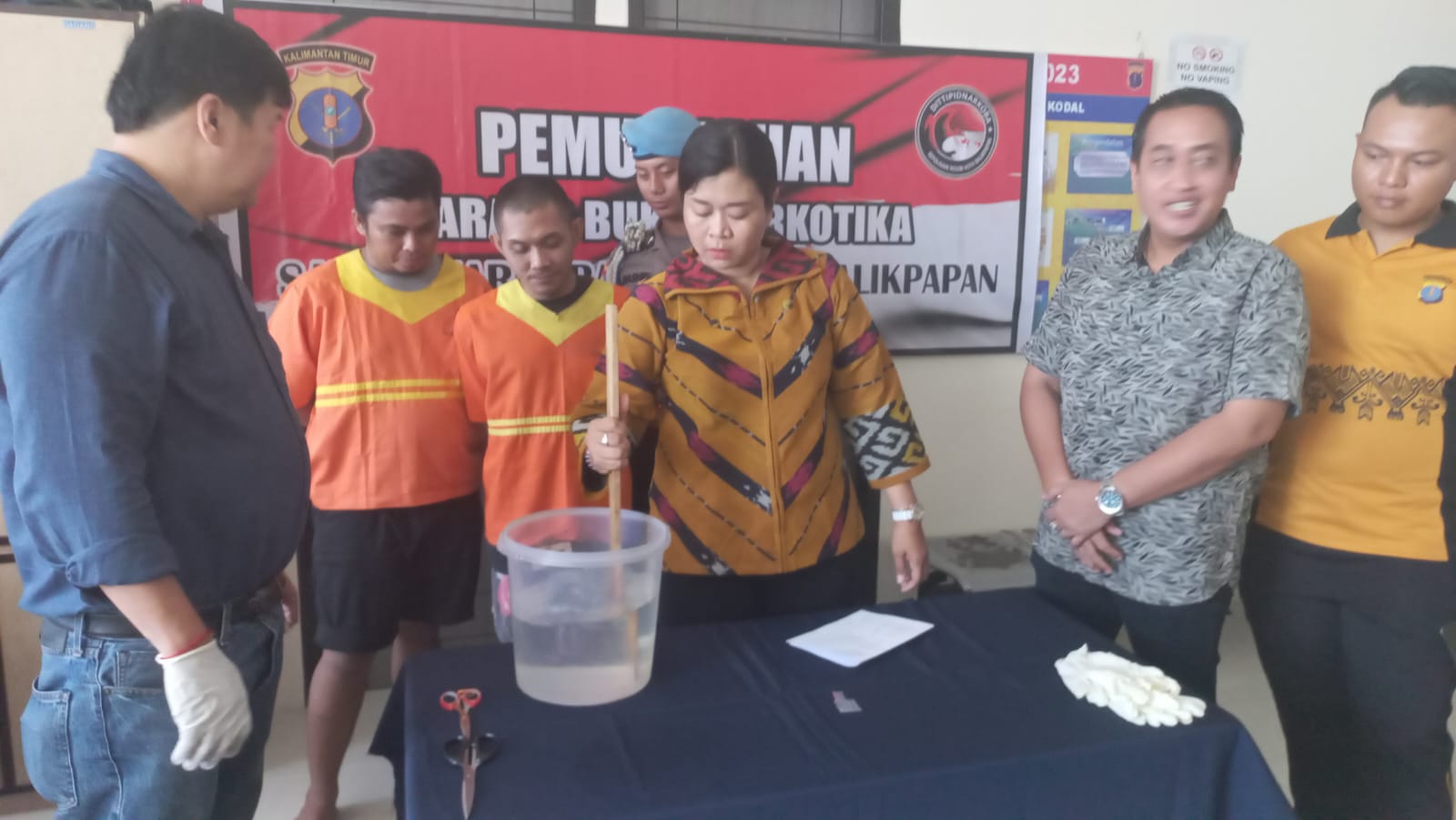 MUSNAH: Pemusnahan barang bukti narkoba sabu di hadapan para tersangka.